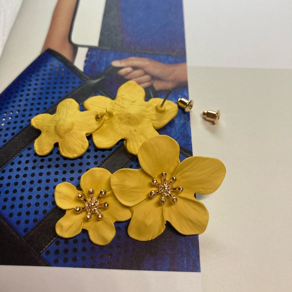 🌟 Gorgeous Yellow Floral Drop earrings - Picture 4 of 4